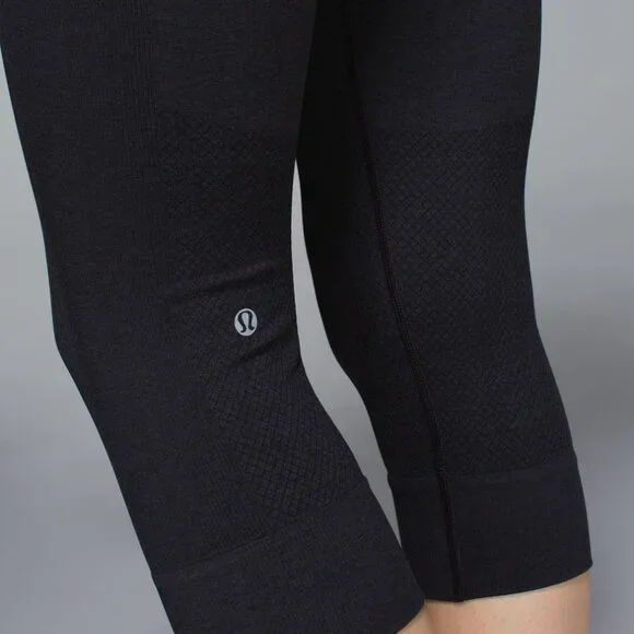 NEW Lululemon Seamlessly Street Crop Leggings in Black size 4 - Picture 7 of 12